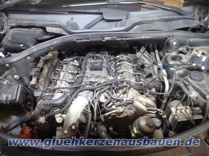 Abgerissene Glhkerze ausbauen aus
                        Mercedes ML W164 mit V8 Motor