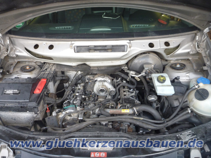 Abgerissene
                          Glhkerzen ausbauen aus Mercedes Vito / Viano
                          W639 mit V6 Motor